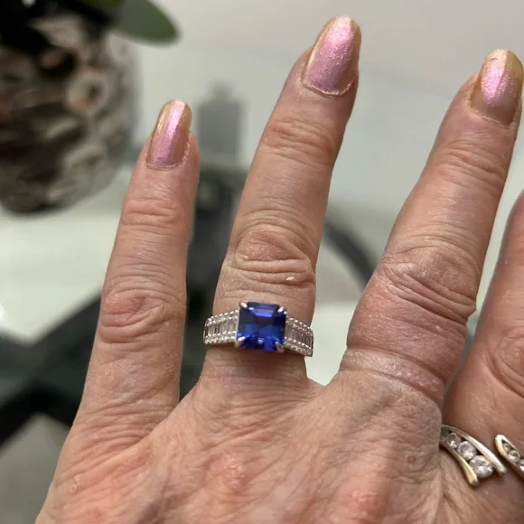 Beautiful Tanzanite and Diamond ring